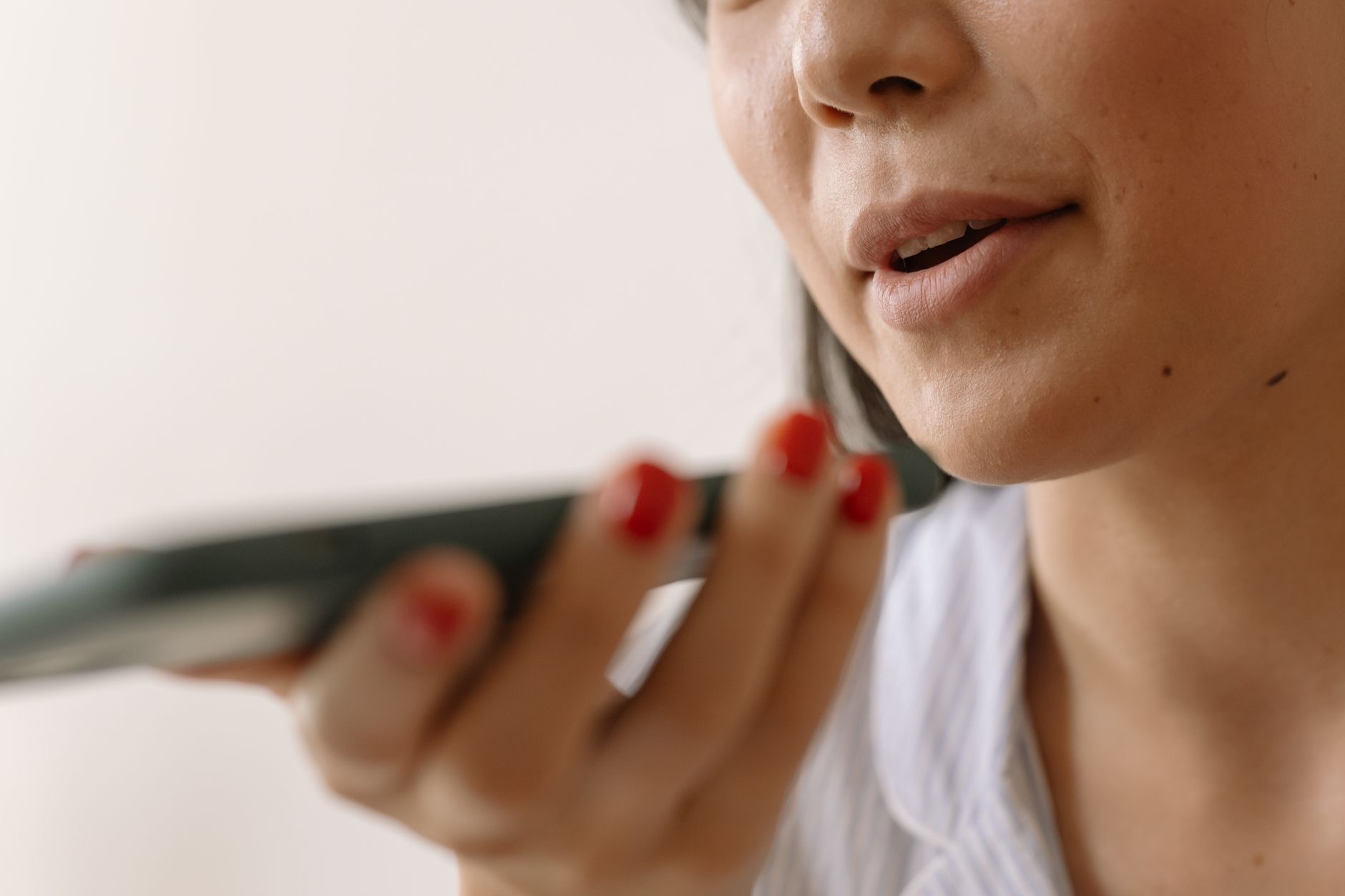 Hand holding a phone in conversation