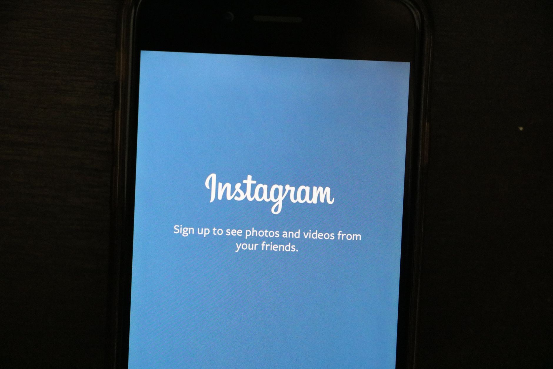iPhone Stuck on the Apple Logo? How to Fix It