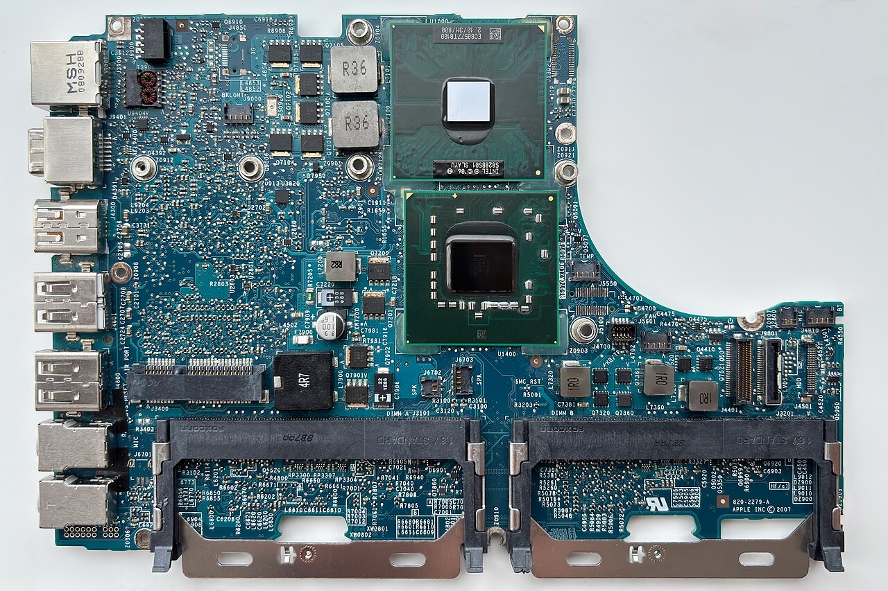 MacBook Air vs MacBook Pro: Which Should You Buy in 2026?