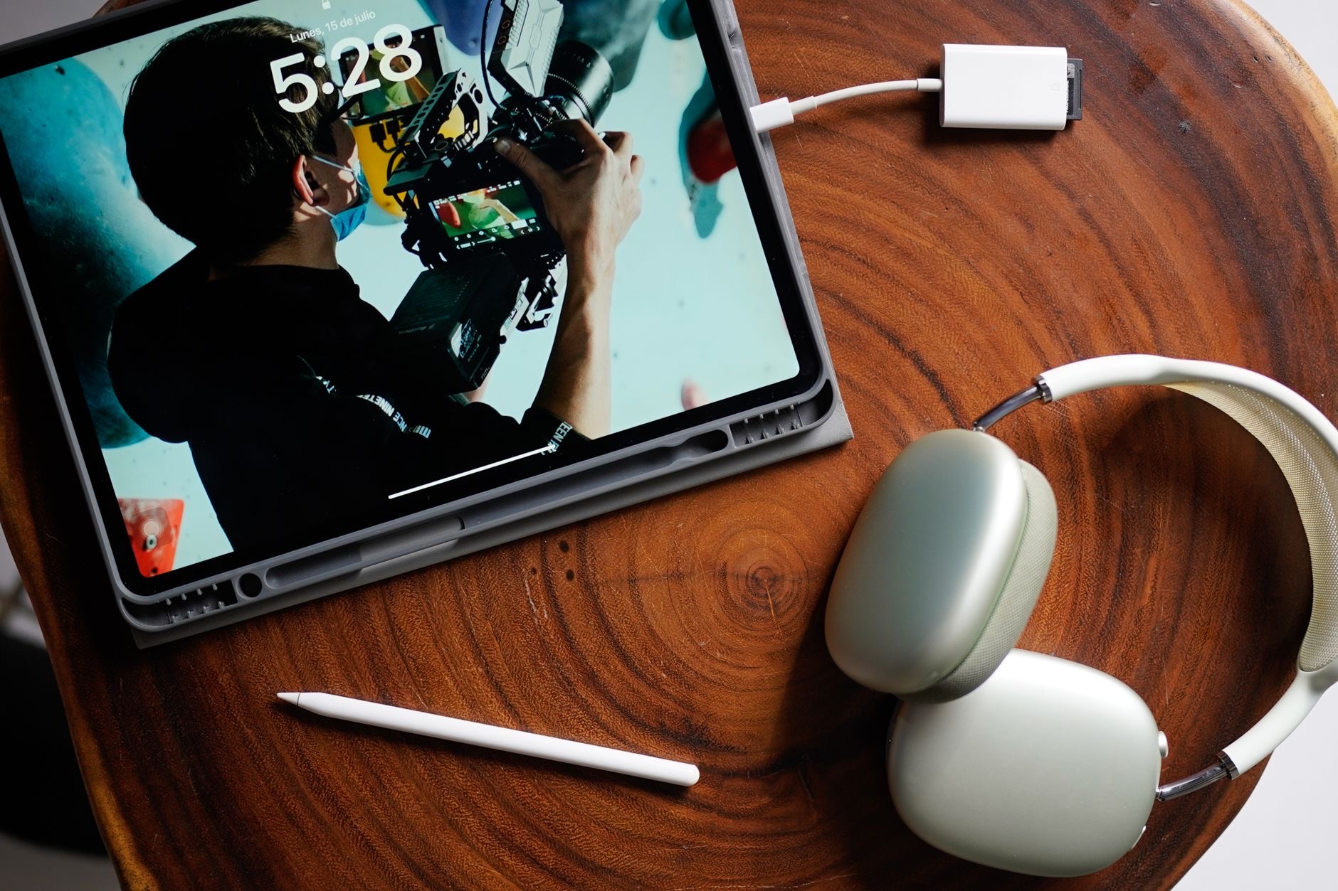 A stylus charging with an iPad