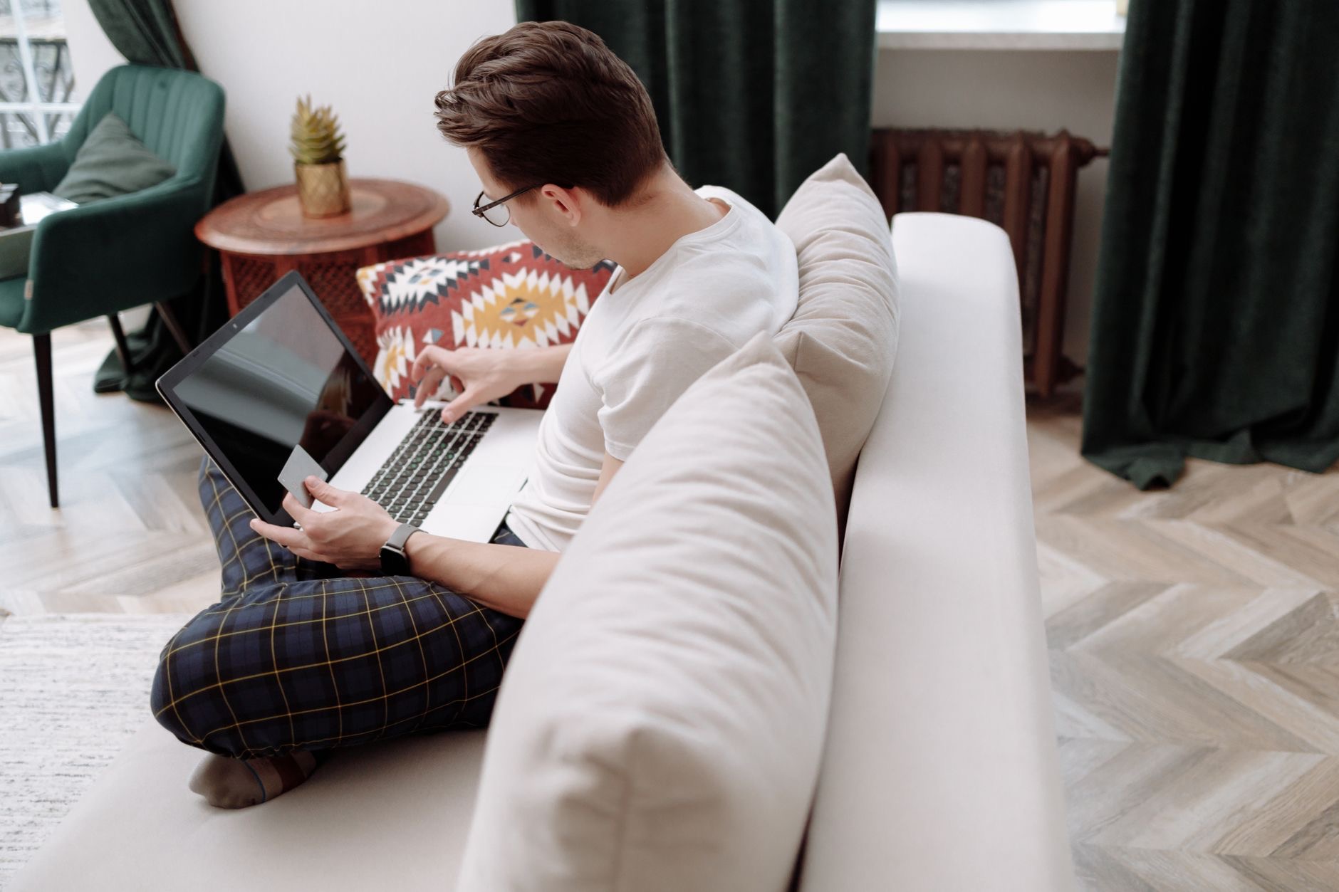 Person using a MacBook unplugged