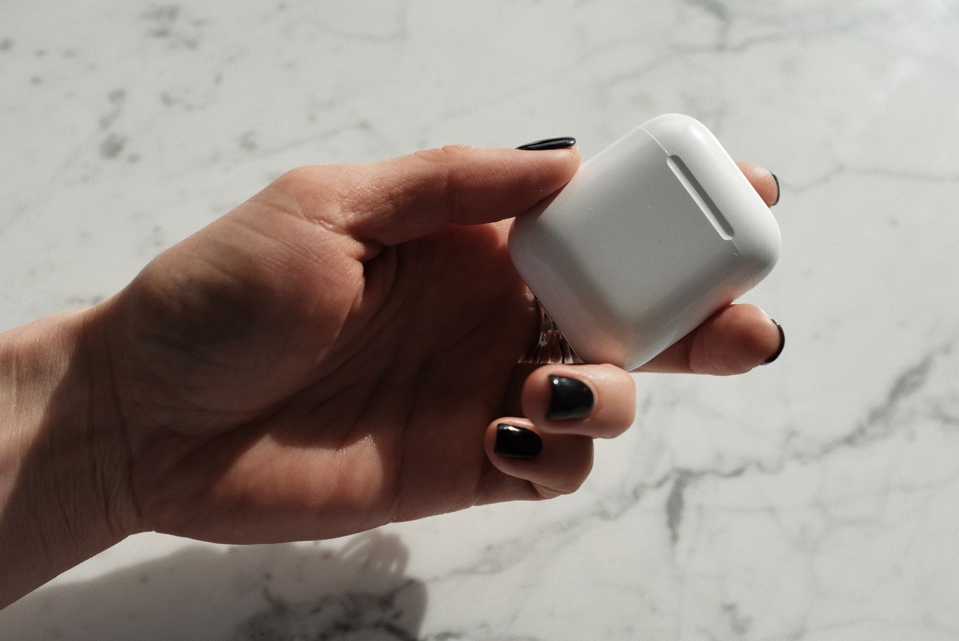 Cleaning a charging case
